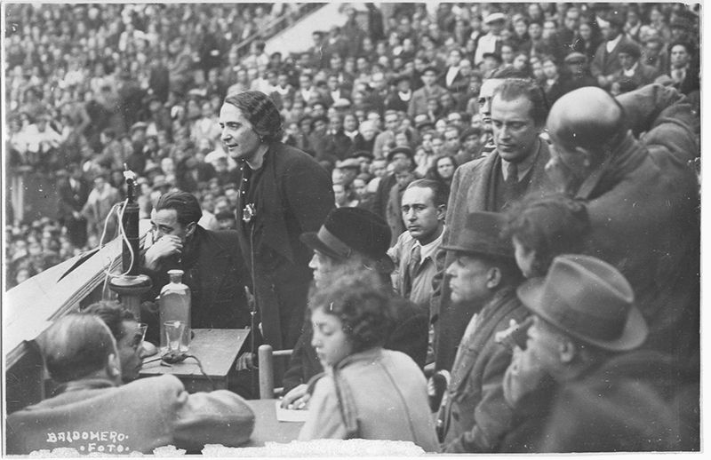 Dolores Ibárruri en un mitin en la Plaza de toros de Madrid, a su lado Rafael Alberti. Febrero de 1936.